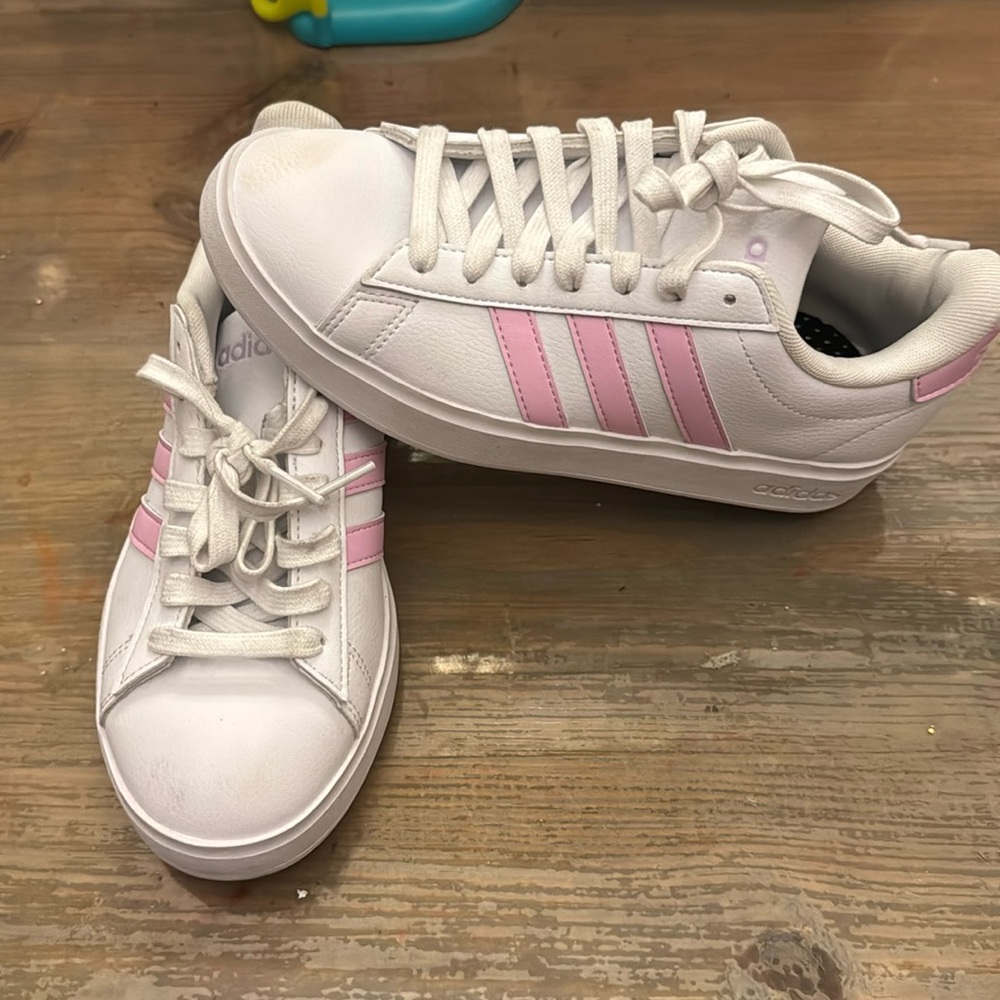 Brand New Adidas Women’s White Leather Lavender Stripes Size 5.5 Cloud Foam